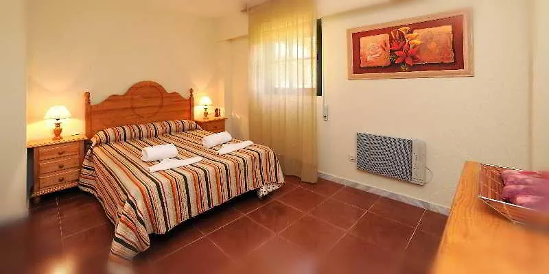 Leo Alcaudon-Alcaravan Hotel Huelva